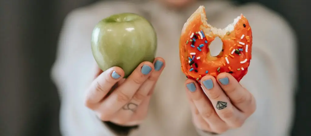 Choosing apple or donut